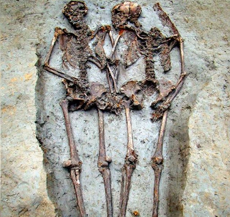 coppia che si tiene per mano da 1500 anni