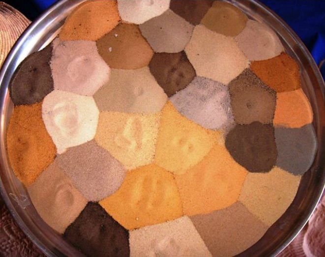 diversi colori di sabbia nel deserto del sahara