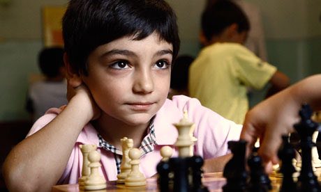bimbo gioca a scacchi in Armenia