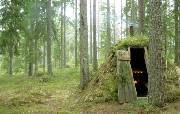 hotel primitivo formato da capanne nel bosco, svezia