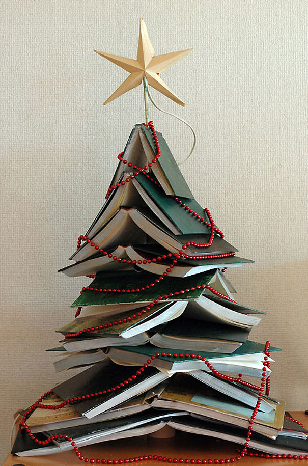 alberi di natale originali fatti di libri
