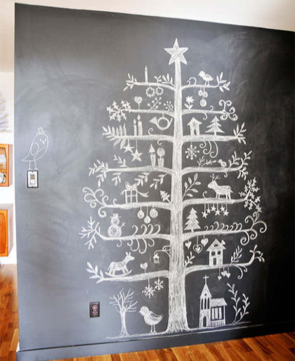 alberi di natale originali disegnato su una lavagna
