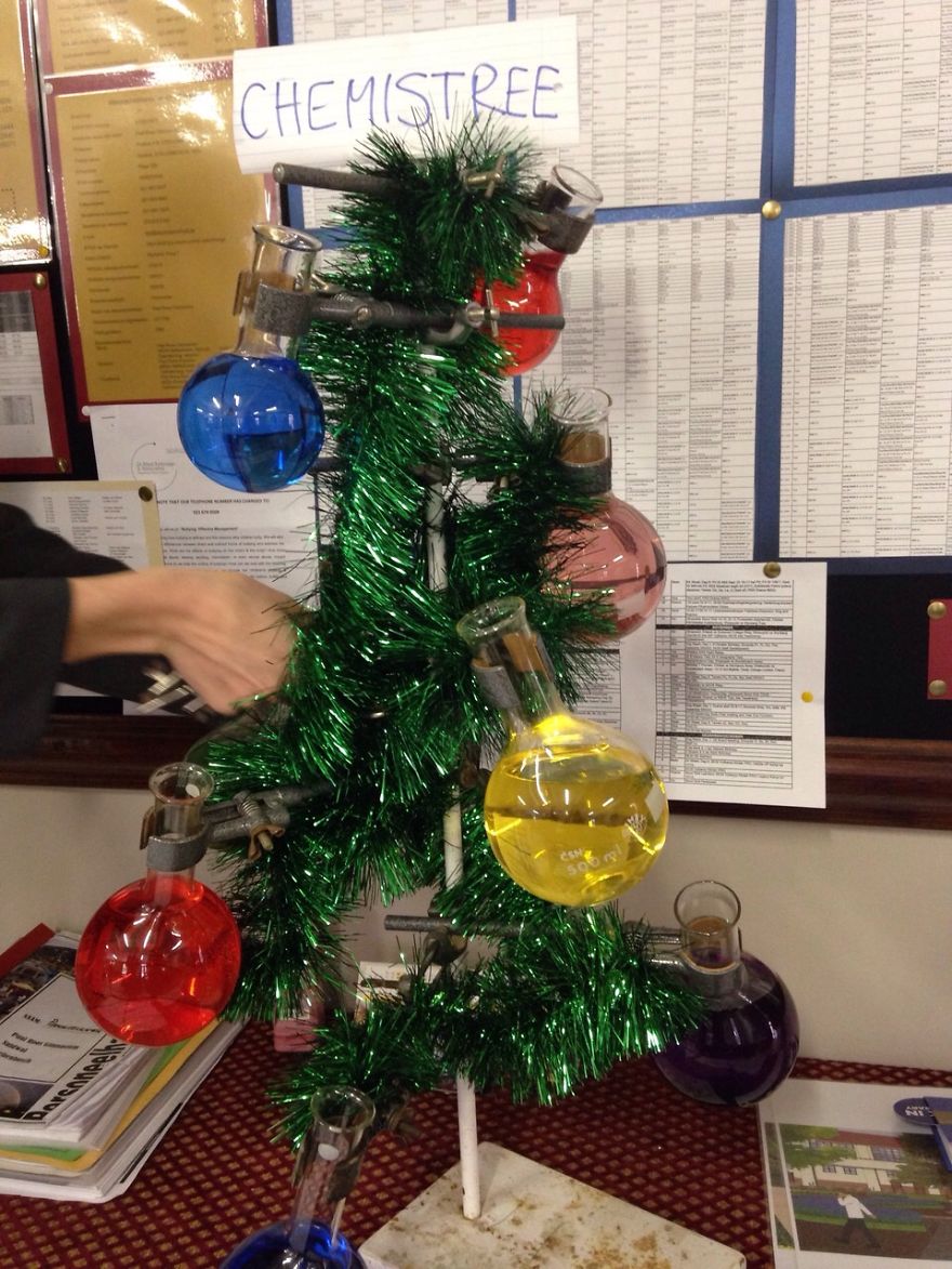 alberi di natale originali aula di chimica