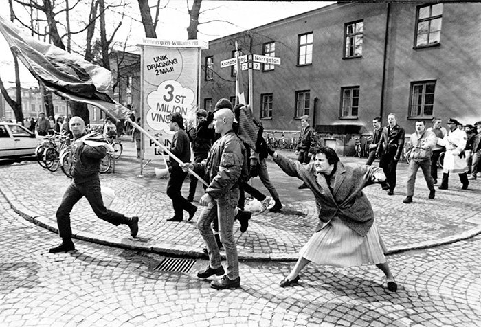 donna svedese colpisce un neo-nazista