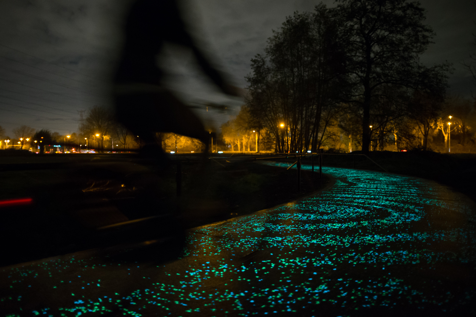 Pista ciclabile luminosa che si ispira alla notte stellata di van gogh