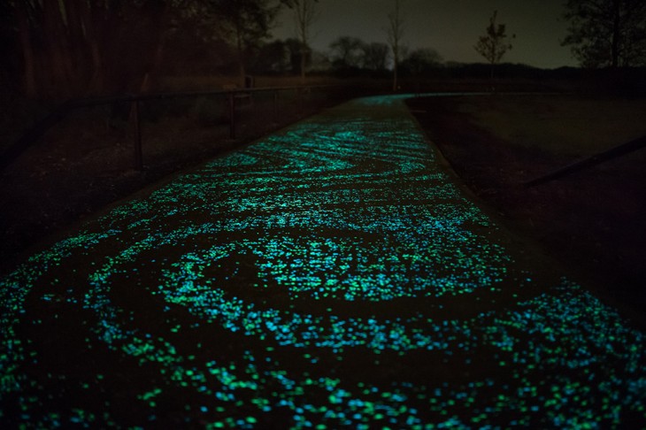 Pista ciclabile luminosa che si ispira alla notte stellata di van gogh