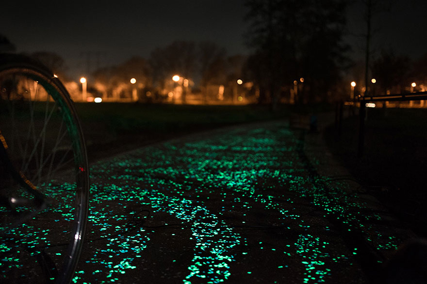 Pista ciclabile luminosa che si ispira alla notte stellata di van gogh