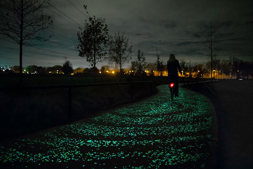 Pista ciclabile luminosa che si ispira alla notte stellata di van gogh