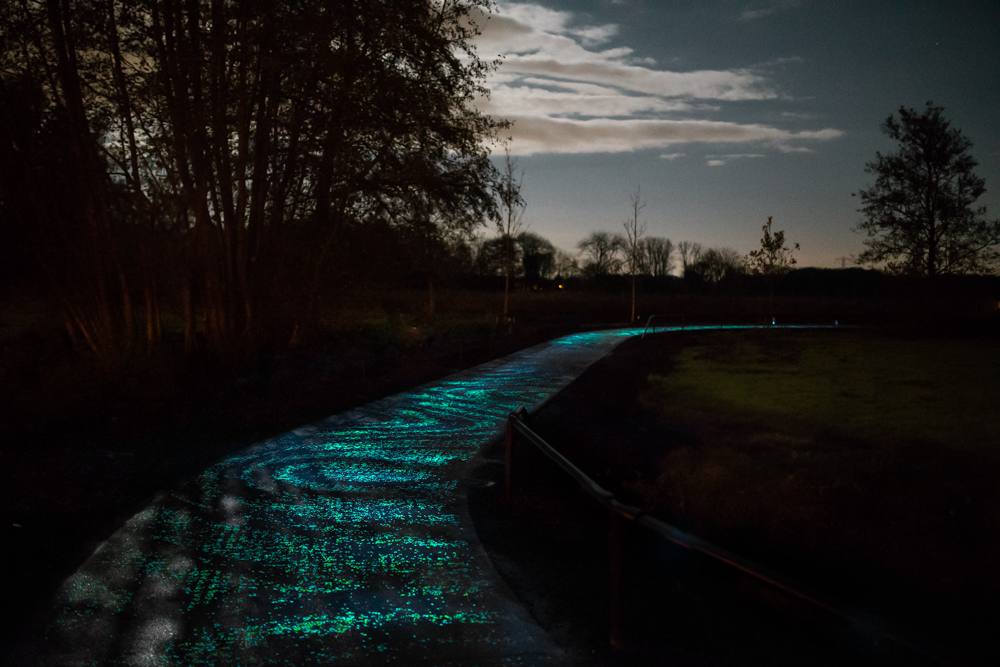 Pista ciclabile luminosa che si ispira alla notte stellata di van gogh
