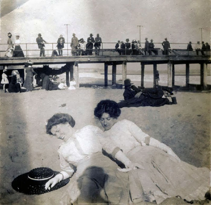 foto età vittoriana sorrisi in spiaggia