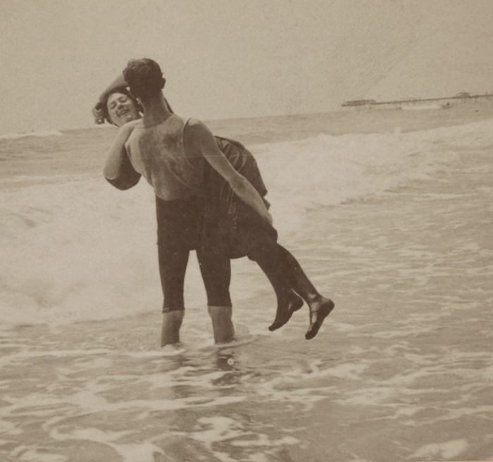 foto età vittoriana uomo che butta in mare la donna