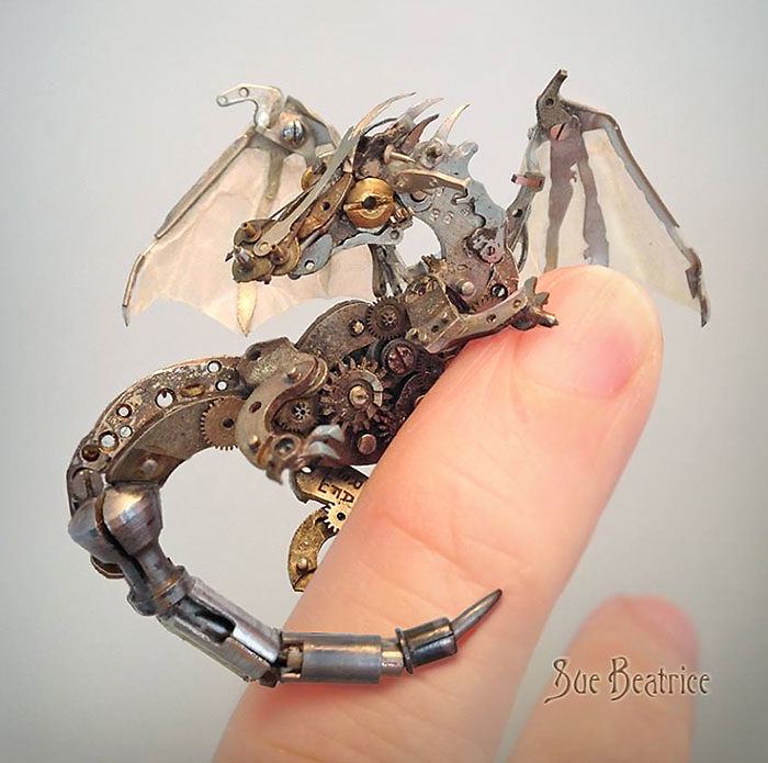 Scultura steampunk con parti di orologio