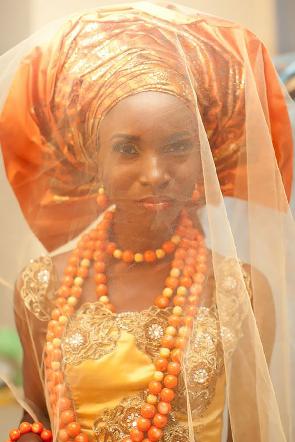 Vestito matrimoniale di una sposa nigeriana