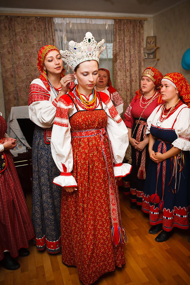 Vestito matrimoniale a Novgorod, Russia