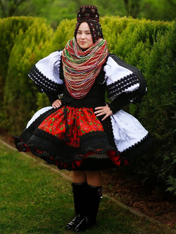 Vestito matrimoniale rumeno nella regione di Oas