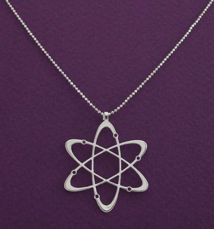 Ciondolo con atomo di carbonio a diamante