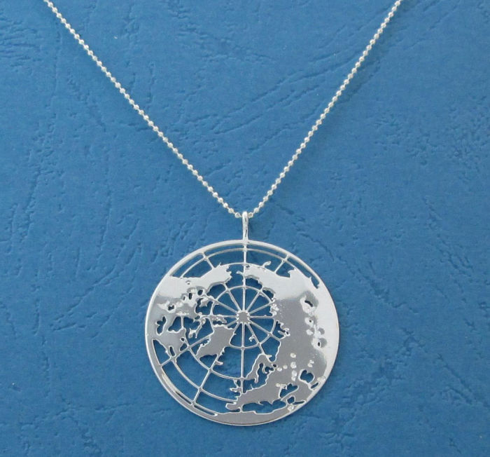 Ciondolo con il pianeta terra