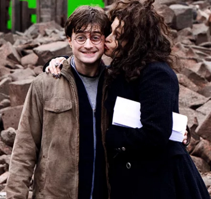 Bellatrix bacia Harry
