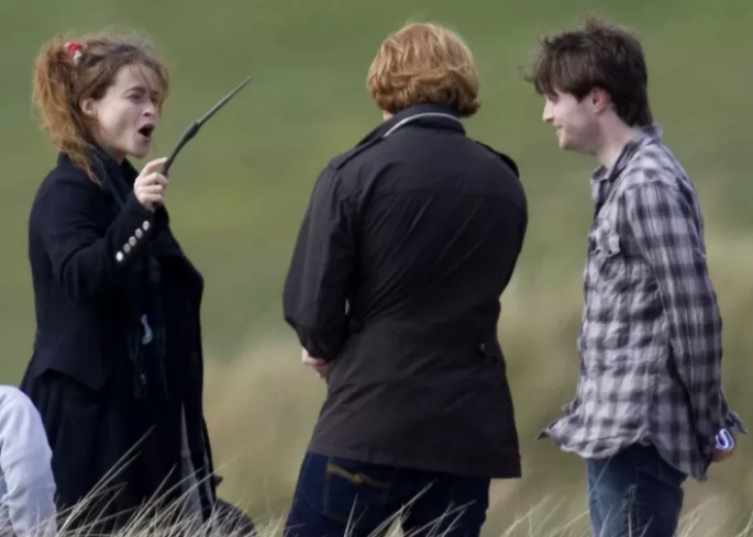 Bellatrix fa un incantesimo a Harry e Ron