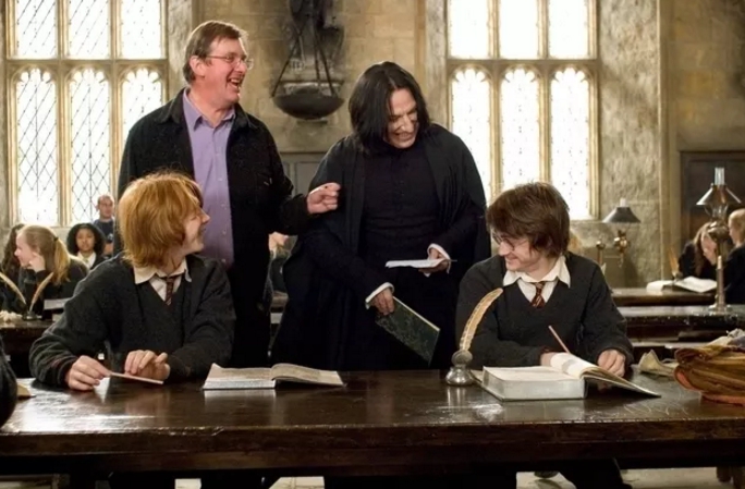 Piton che ride con Harry e Ron nella Sala Grande