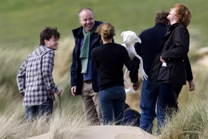 Harry, Ron ed Hermione che portano il fantoccio di Dobby