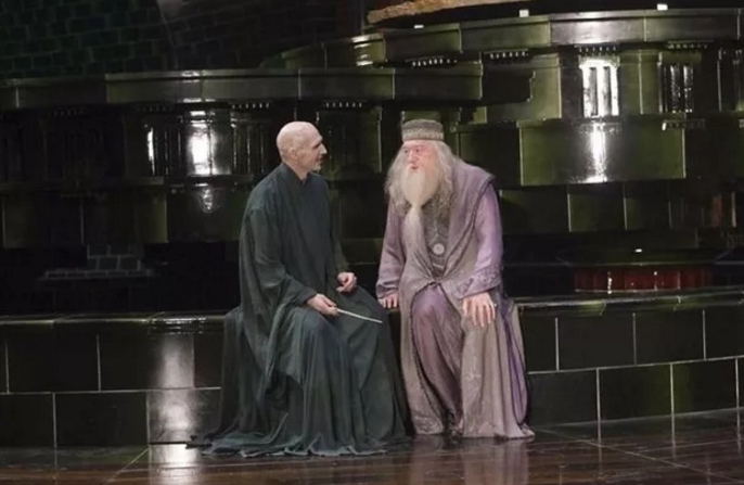 Silente parla amichevolmente con Voldemort