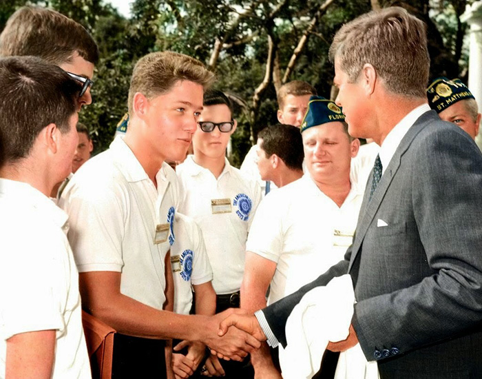 Un giovanissimo Bill Clinton stringe la mano al Presidente J. F. Kennedy