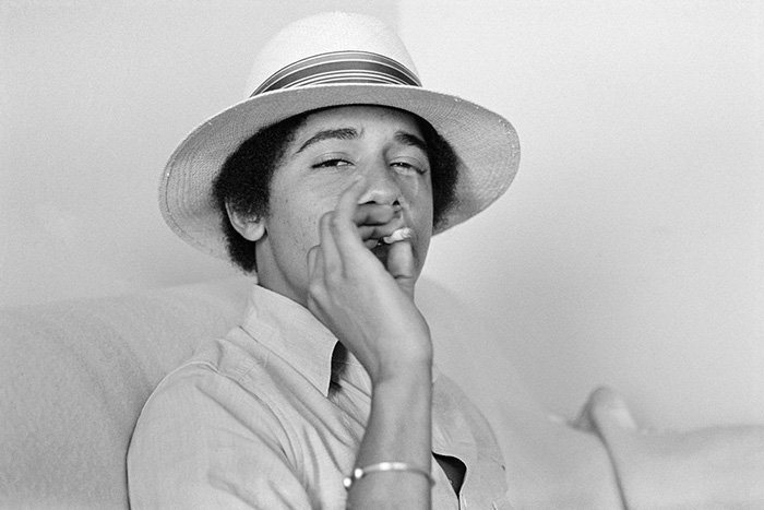 Barack Obama da ragazzo mentre fuma uno spinello