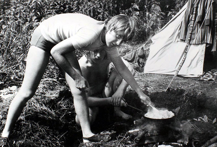 Angela Merkel da ragazza mentre prepara il pranzo al campeggio
