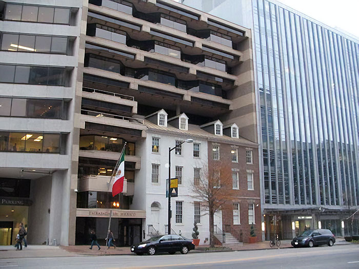 Un edificio intorno a un altro a New York