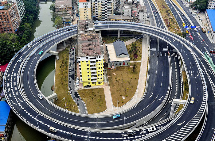 A Guangzhou hanno dovuto costruire una strada ad anello perché i residenti non hanno ceduto l'edificio