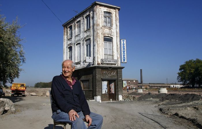 Del vicinato di Roubaix, Francia del Nord, rimane solo il café di quest'uomo che ci lavora da 46 anni