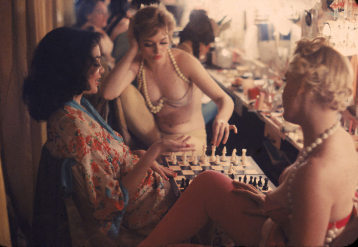 Showgirls giocano a scacchi nel Backstage di un Nightclub di New York