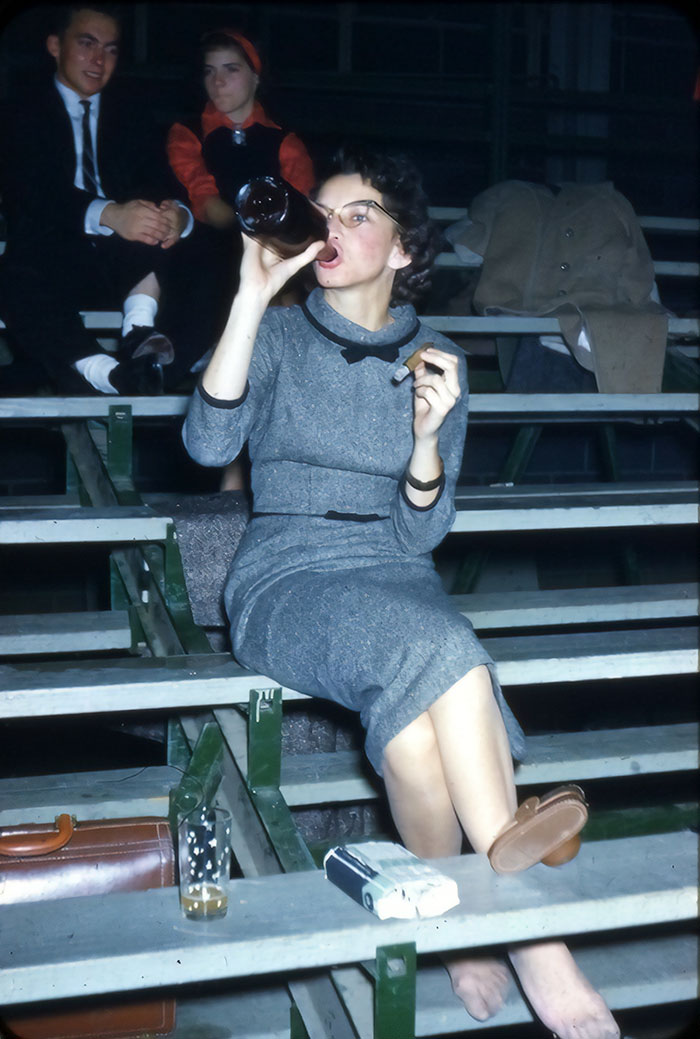 Una ragazza beve, fuma un sigaro e se ne sbatte dei giudizi, anni 50