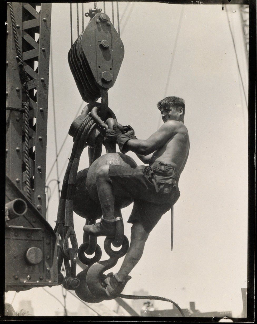 fotografie di Lewis Hine: Un ragazzo che lavora alla costruzione dell'Empire State Building, anni '30