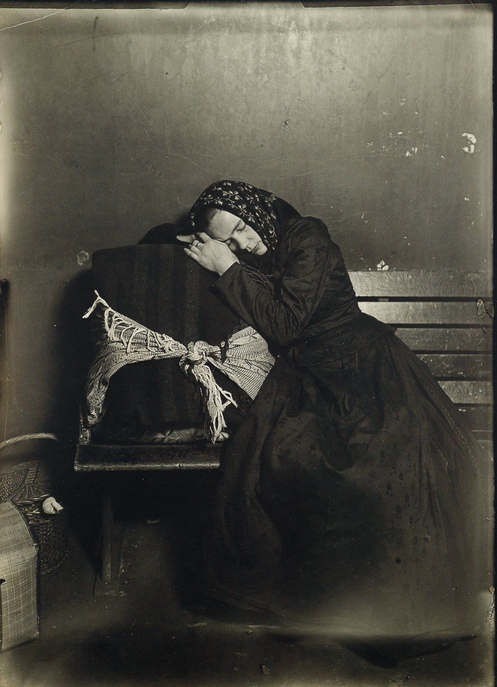 fotografie di Lewis Hine: Un'immigrata slava ad Ellis Island, 1907