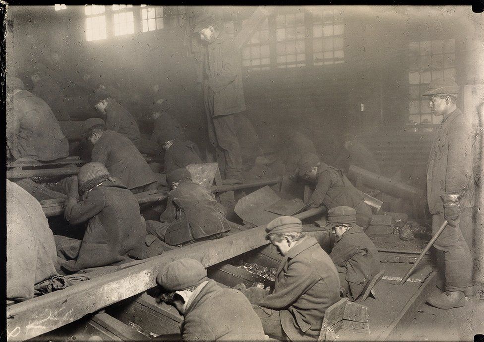 fotografie di Lewis Hine: Breaker Boys, che spaccavano il carbone in Pennsylvania 