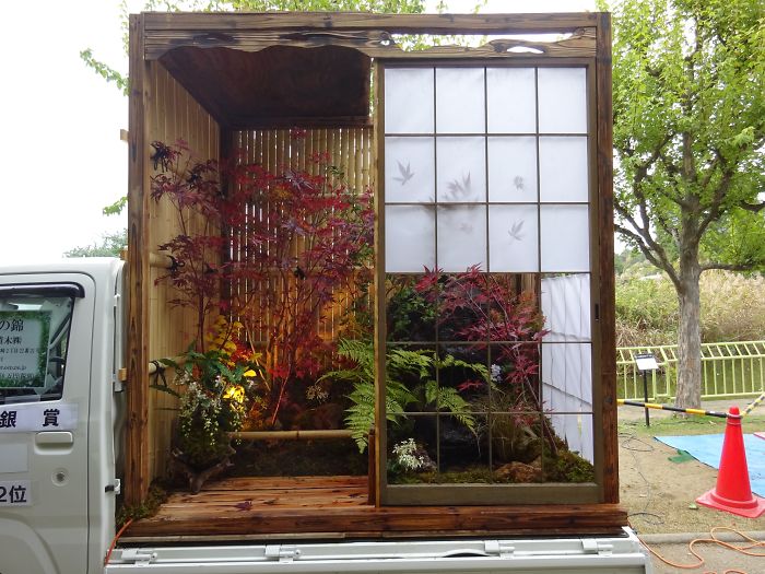 giardino giapponese sul retro di un camion