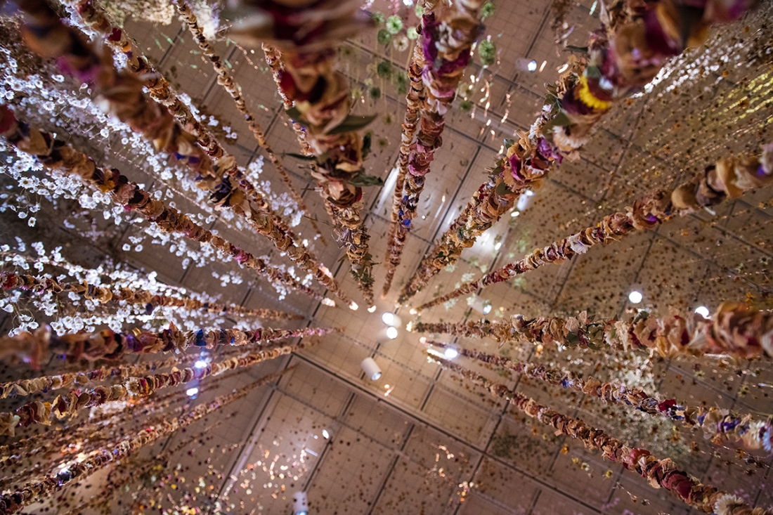 Community, fiori sospesi al Toledo Art Museum