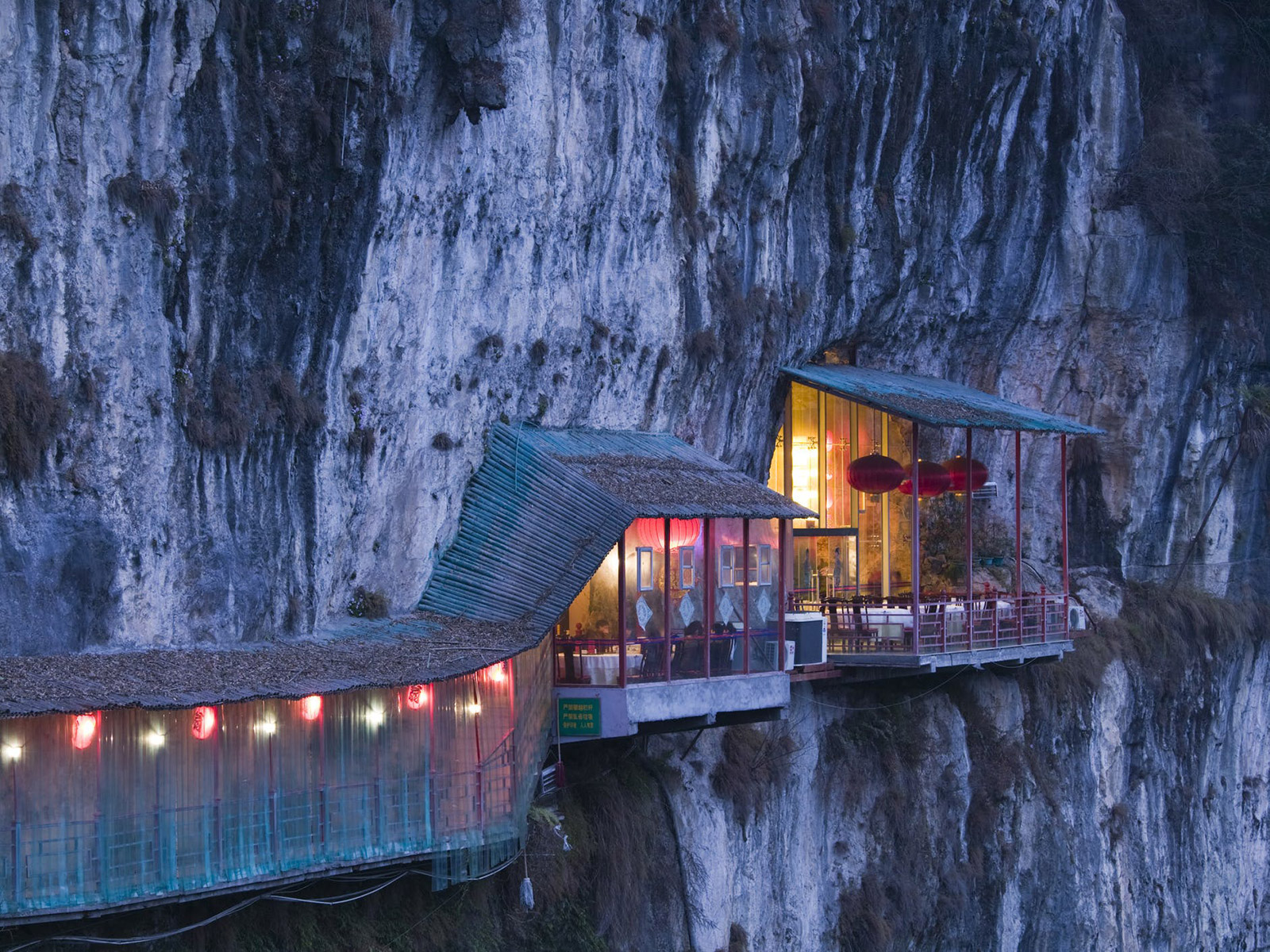 Fangweng, il ristorante cinese aggrappato a una rupe