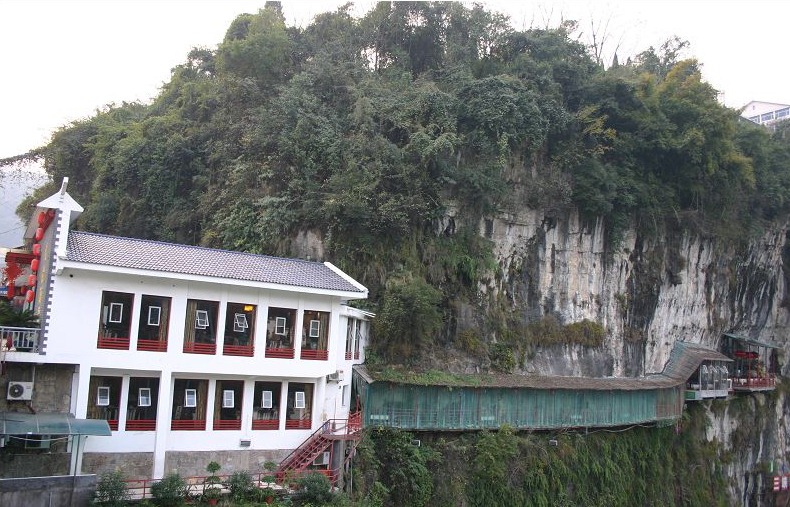 Fangweng, il ristorante cinese aggrappato a una rupe
