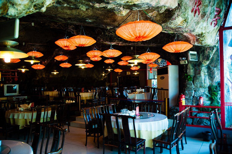 Fangweng, il ristorante cinese aggrappato a una rupe