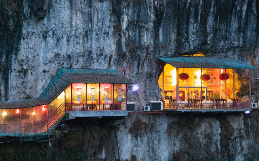 Fangweng, il ristorante cinese aggrappato a una rupe