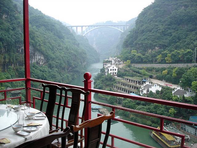 Fangweng, il ristorante cinese aggrappato a una rupe