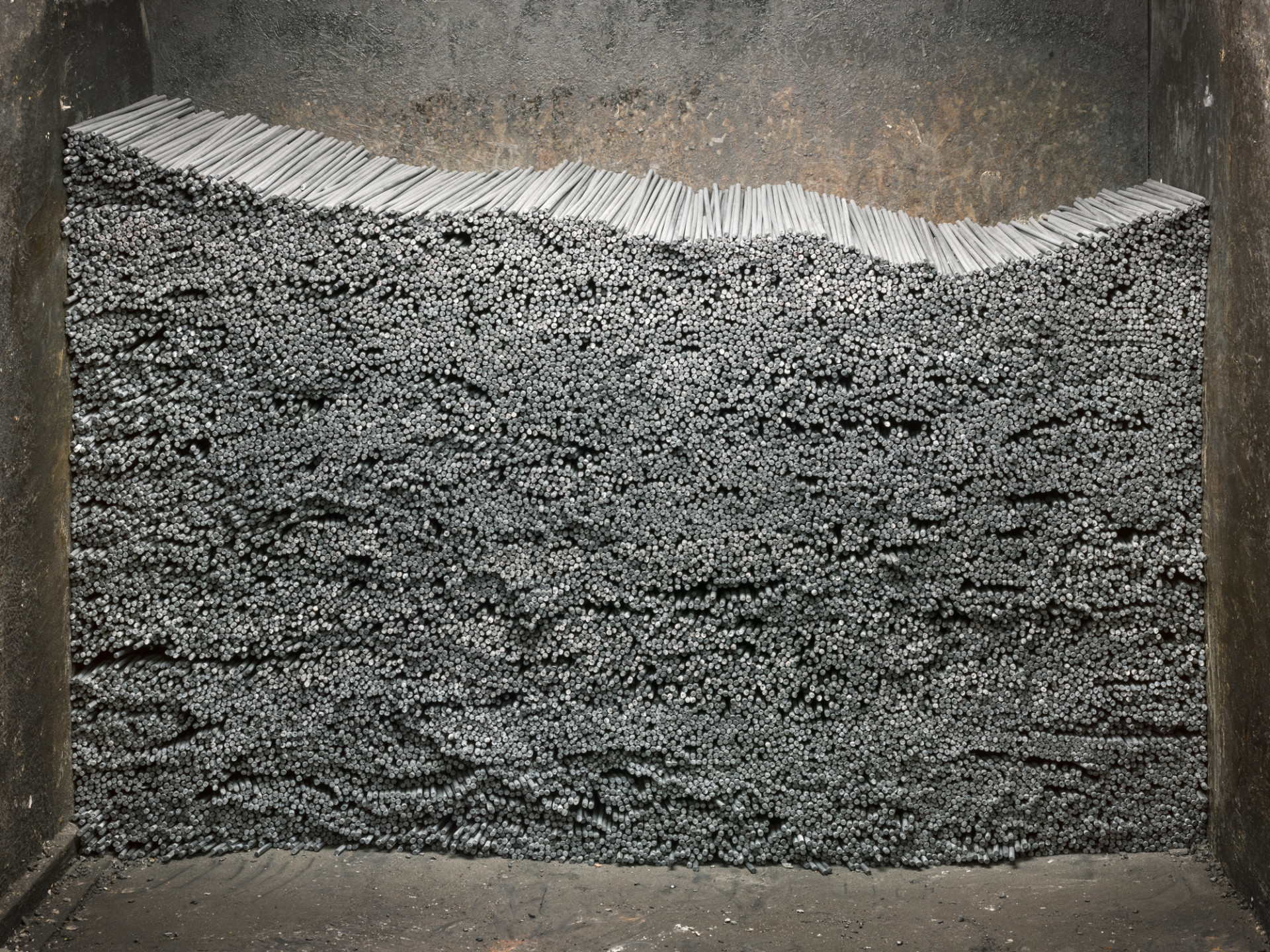 Il processo di produzione delle matite fotografato da Christopher Payne