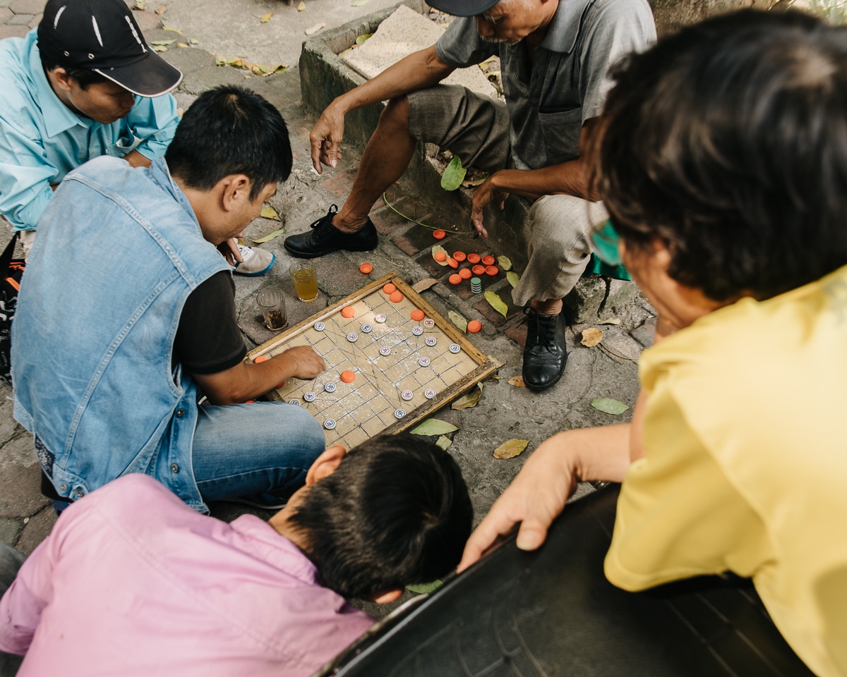 Degli uomini giocano in strada ad Hanoi