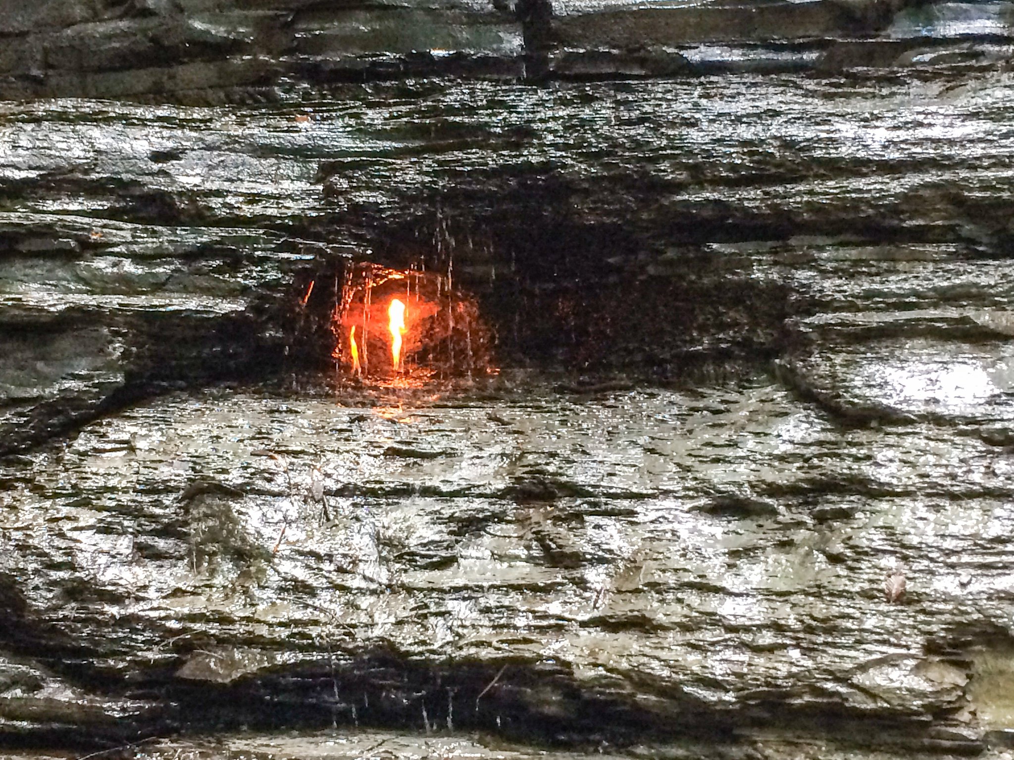 La fiamma eterna che si cela dietro una cascata a Chestnut Ridge