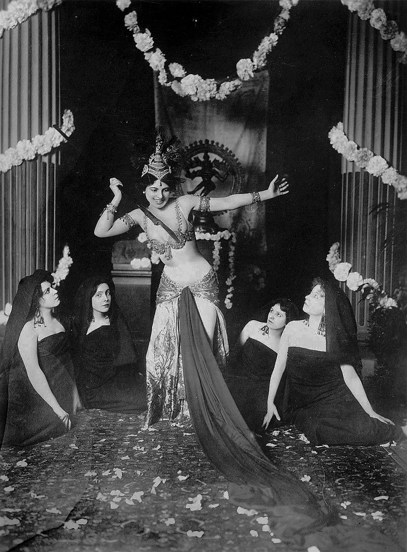 Mata Hari si esibisce nel 1905