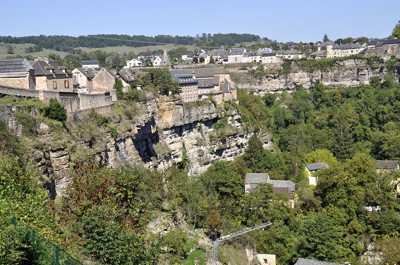 Veduta sul paesino di Bozouls, arroccato attorno ad un 