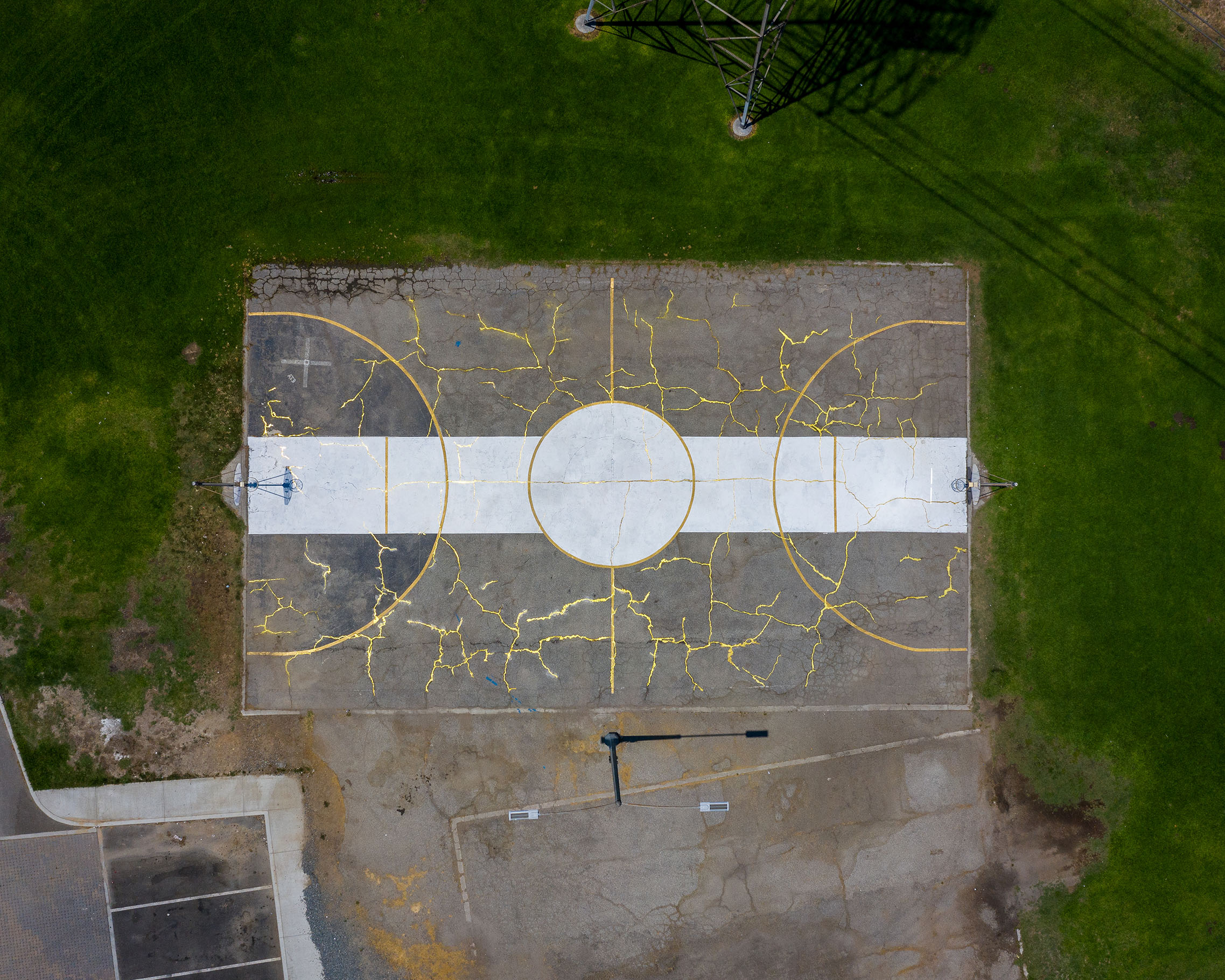 Campo da basket riparato con la pratica del kintsugi